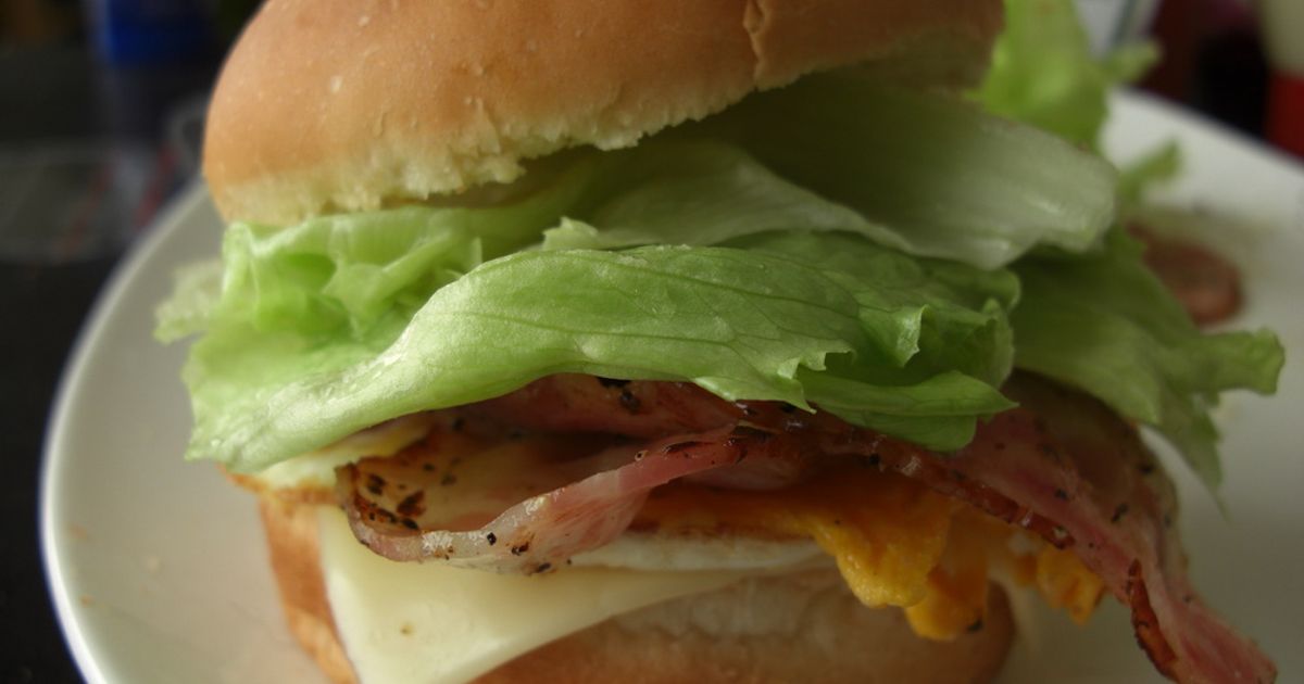 ベーコンレタスエッグバーガー by きゅま 【クックパッド】 簡単