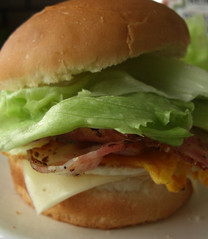 ベーコンレタスエッグバーガー by きゅま 【クックパッド】 簡単