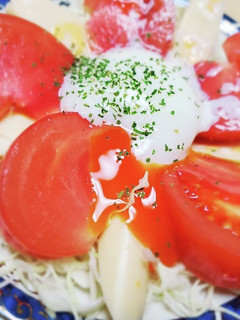 トマトとチーカマの温玉のせサラダ-レシピのメイン写真