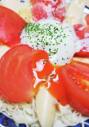 トマトとチーカマの温玉のせサラダ-レシピのメイン写真