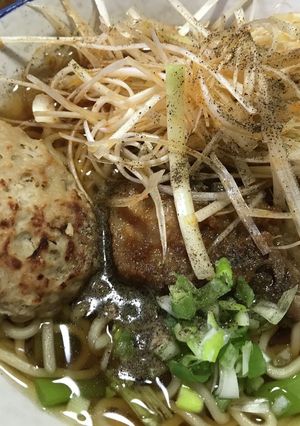 白髪ネギと焼豚とハンバーグ入醤油ラーメン-レシピのメイン写真
