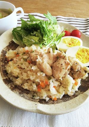 炊飯器で簡単！おかずと一緒にチキンピラフ-レシピのメイン写真