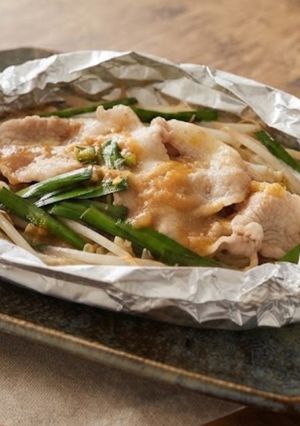 包んで焼くだけ！豚肉とニラもやしホイル味噌焼き-レシピのメイン写真