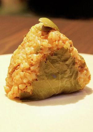 羊のラグーとオリーブのおむすび-レシピのメイン写真