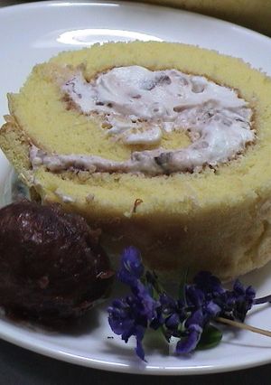 栗の渋皮煮入り　しあわせ　ロールケーキ-レシピのメイン写真
