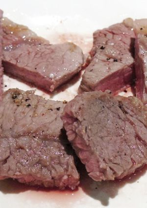 ステーキ肉に炭酸水・舞茸・無添加の比較-レシピのメイン写真