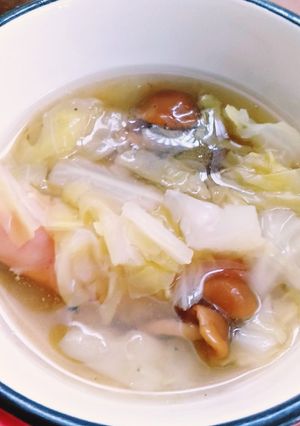 キャベツとなめことウインナーのスープ-レシピのメイン写真