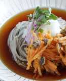 人参とレーズンのかき揚げのせおろし蕎麦