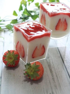 材料4つ 簡単いちごミルクゼリー-レシピのメイン写真