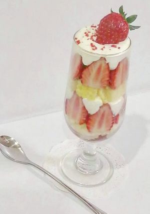 苺のグラスパフェ( 'ч' )-レシピのメイン写真