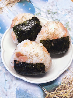 サーモンdeおにぎり♪-レシピのメイン写真