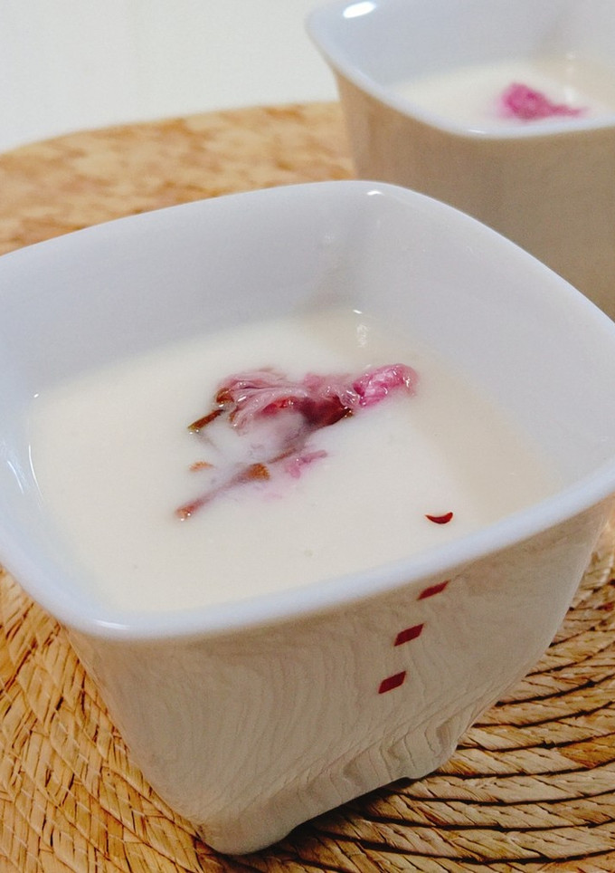 酒粕で作る甘酒～桜の花塩漬のせ～-レシピのメイン写真