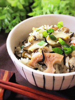 セブンのお惣菜で貝とひじきの炊き込みご飯-レシピのメイン写真