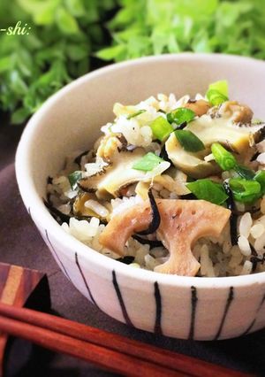 セブンのお惣菜で貝とひじきの炊き込みご飯-レシピのメイン写真