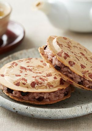 こびりっこ風 お赤飯の南部せんべいサンド-レシピのメイン写真
