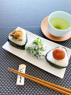 青菜ふりかけ(ひろし)としらすのおにぎり-レシピのメイン写真
