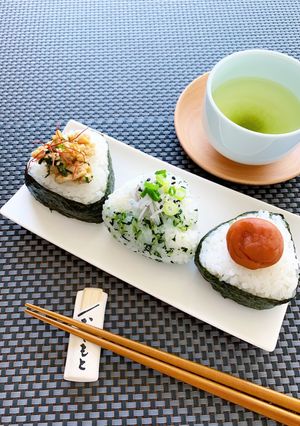 青菜ふりかけ(ひろし)としらすのおにぎり-レシピのメイン写真