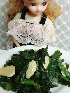 リカちゃん♡にんにくニラ炒めയꕤ*.゚-レシピのメイン写真