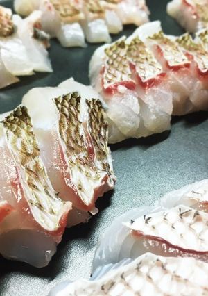 鳥羽沖で釣り上げた真鯛の皮湯引き刺身-レシピのメイン写真
