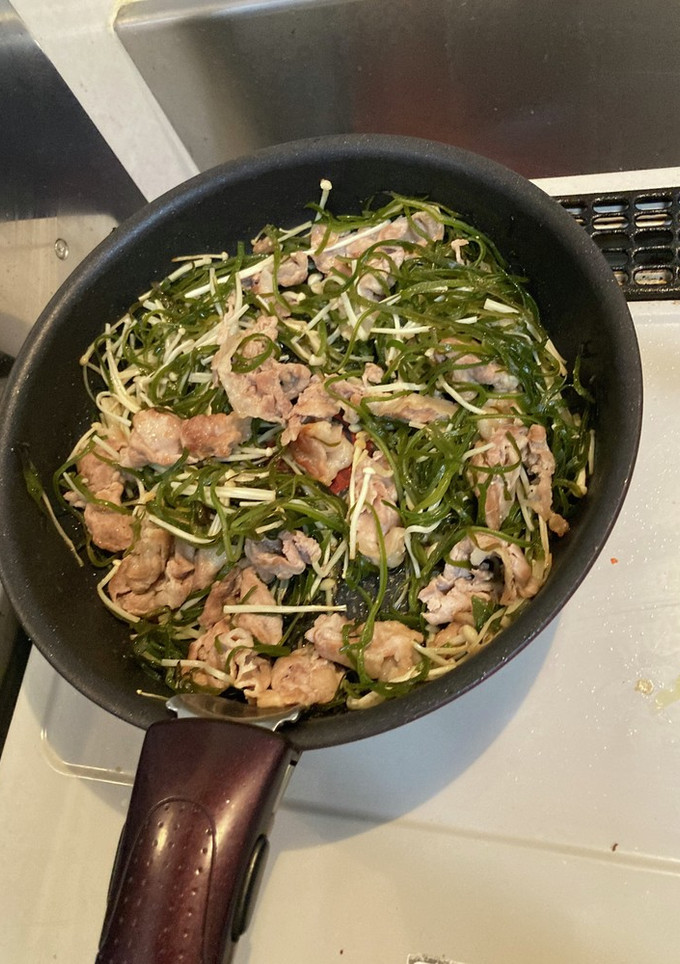 茎わかめと豚のごま油炒め-レシピのメイン写真