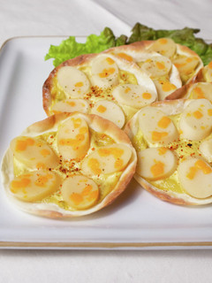簡単おつまみ!餃子の皮で白いピザ-レシピのメイン写真