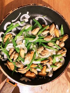 ムール貝と新玉葱のオリーブオイル炒め-レシピのメイン写真
