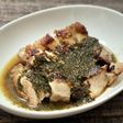アカモクソース添えモモチキンソテー