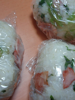セロリとセロリの葉の混ぜご飯でおにぎり-レシピのメイン写真