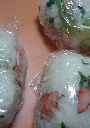 セロリとセロリの葉の混ぜご飯でおにぎり-レシピのメイン写真