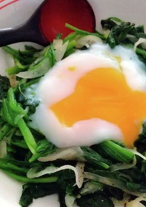 ほうれん草ソテーの温玉のせ-レシピのメイン写真
