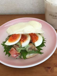 アボガドトマト大葉のロールパンサンド-レシピのメイン写真