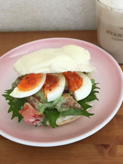アボガドトマト大葉のロールパンサンド-レシピのメイン写真