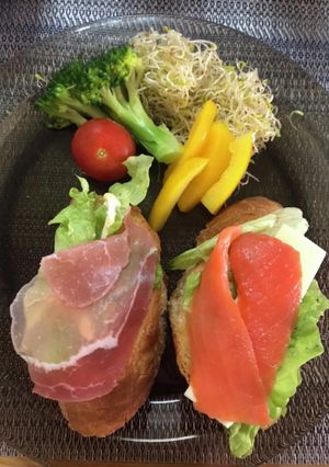 生ハムとサーモンのフランスパン乗せ-レシピのメイン写真