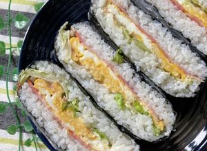 お弁当にも♡ベーコンと玉子のおにぎらず-レシピのメイン写真