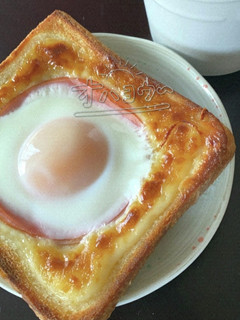 乗せて焼くだけ!目玉焼きハムトースト-レシピのメイン写真