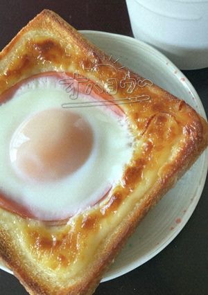乗せて焼くだけ！目玉焼きハムトースト-レシピのメイン写真