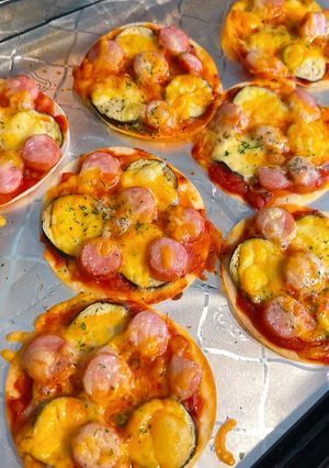子どもが喜ぶ★余った餃子の皮でミニピザ♪-レシピのメイン写真