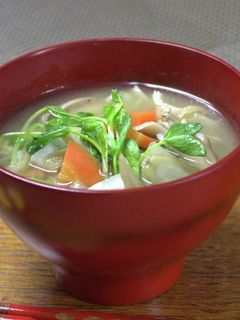 今日の味噌汁★豆苗と根菜の味噌汁【動画】-レシピのメイン写真