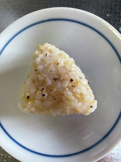 #玄米ご飯の#黒胡椒#おにぎり-レシピのメイン写真