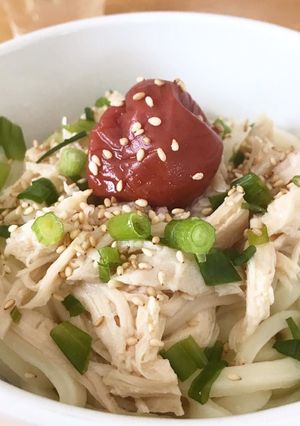 コンビニ食材で☆チキンと梅の旨塩うどん-レシピのメイン写真