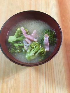 ブロッコリーとベーコンの味噌汁-レシピのメイン写真