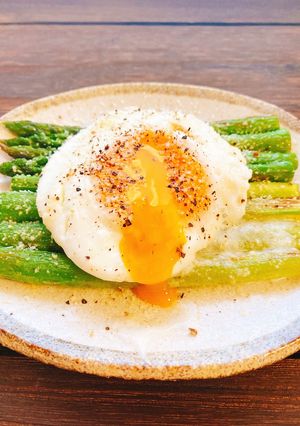 焼きアスパラガスのポーチドエッグのせ♡-レシピのメイン写真