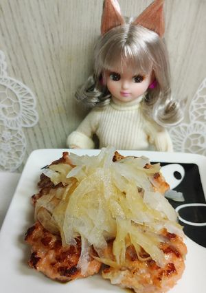 リカちゃん♡サーモンバーグ新玉ねぎ醤油で-レシピのメイン写真