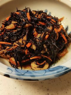 ごま油で炒めるひじき-レシピのメイン写真