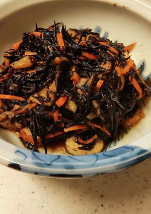 ごま油で炒めるひじき-レシピのメイン写真