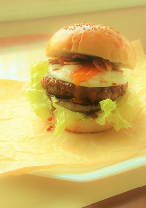 〖豚粗挽き肉のガーリックてりたまバーガー-レシピのメイン写真