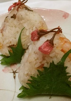 桜と海老の炊き込みお握り-レシピのメイン写真