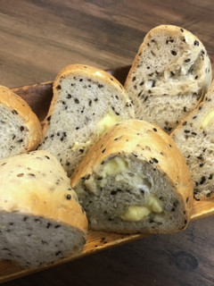 炊飯器で簡単!黒ゴマチーズパン-レシピのメイン写真