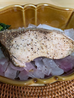 《魚》ブリと玉ねぎのレンジ蒸し-レシピのメイン写真