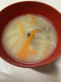 人参と大根としめじの味噌汁。簡単です。-レシピのメイン写真